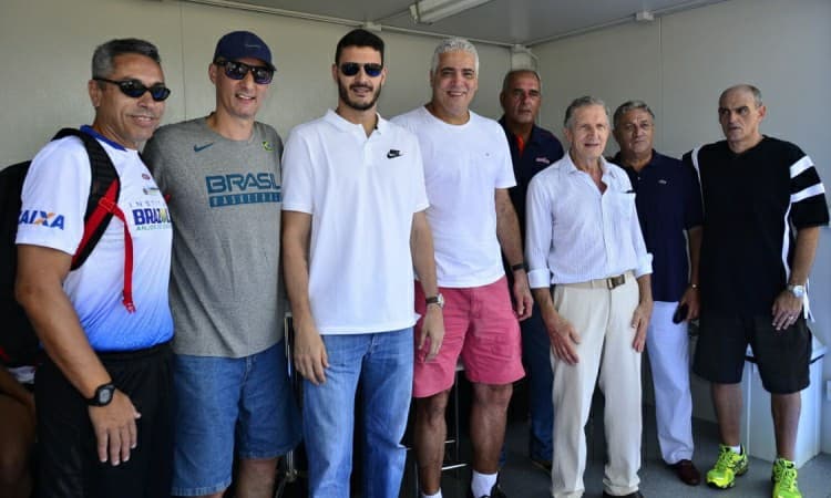 Ídolos do basquete recebem homenagem da CBB em São Paulo 