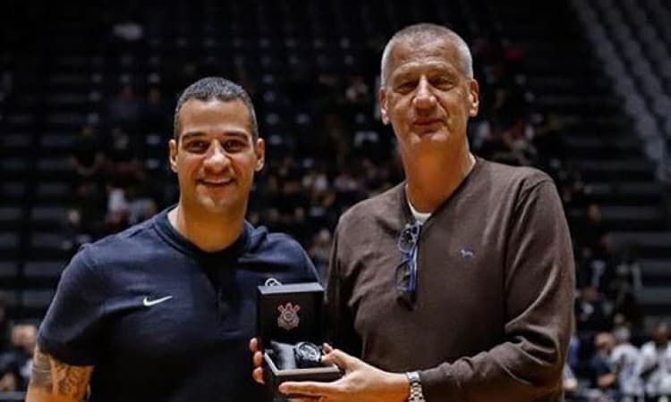 Aleksandar Petrovic acompanha jogos da LNB de olho em convocação