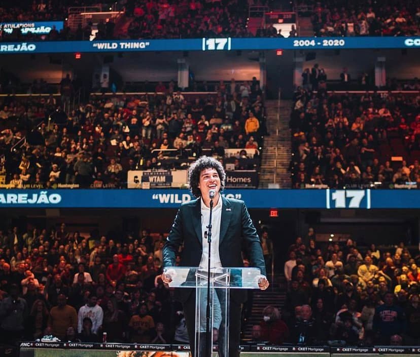 Anderson Varejão é ovacionado em retorno ao Cavaliers: Nova função. O mesmo coração!