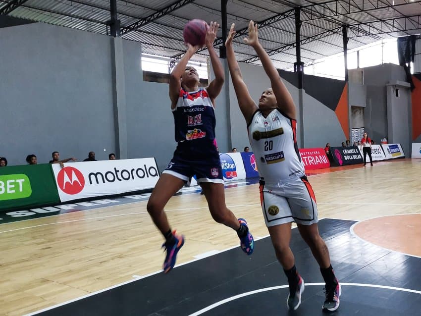 Unisociesc/Blumenau conta com 17 pontos de Vitória e duplo-duplo de Tati Castro para derrotar Sodiê Doces/Mesquita/LSB fora de casa, antes dos playoffs