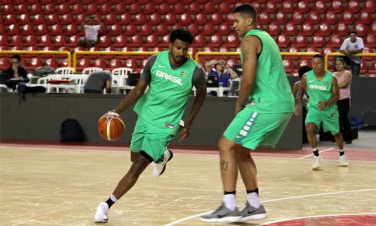 Leandrinho comemora reencontro com Varejão, elogia postura de Petrovic e aponta jogos contra Colômbia e Chile como testes para a próxima janela