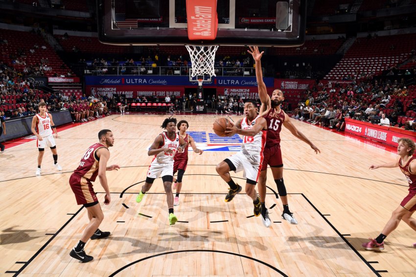 Jogo de basquete na Sérvia realizado a céu aberto e com fogos viraliza