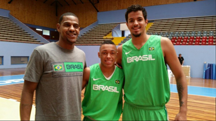 Com 1,78m, Yago cresce na seleção de basquete e ganha confiança