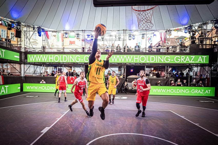 A FIBA (Federação Internacional de Basquete) recomenda que um jogo Oficial de Basquete tenha um tempo de