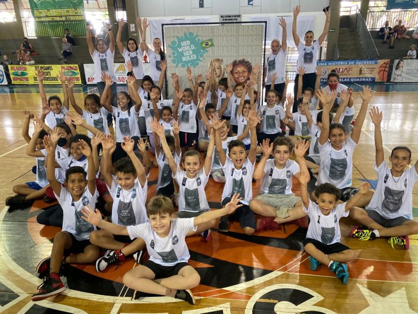 Gigante' do basquete atrai a atenção de crianças de escola em