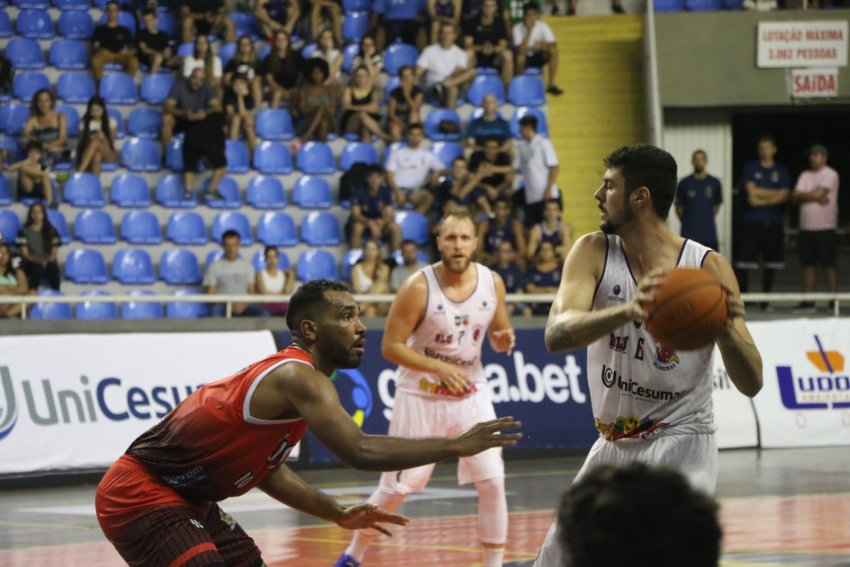 BASQUETEBOL Liderança e última invencibilidade da Liga em jogo 